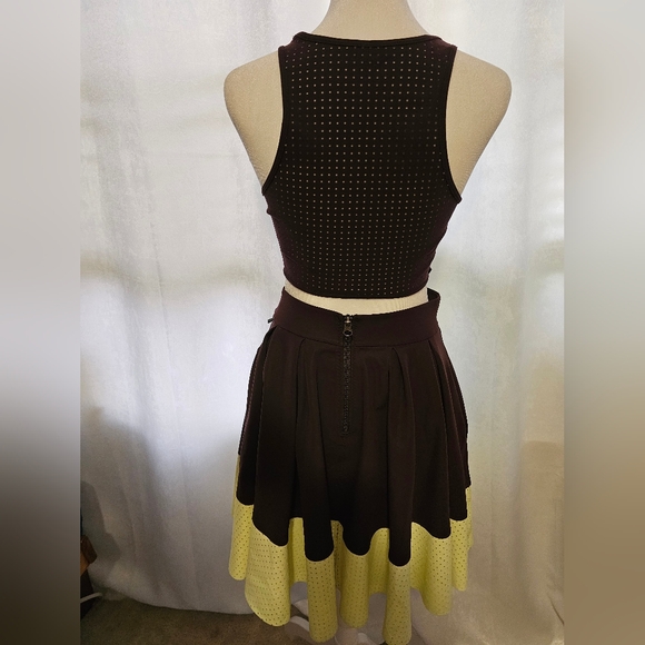LULULEMON Women AWAY DRESS Purple Neon Yellow Perforated Skater Fit Flare Size 6 - Picture 6 of 10